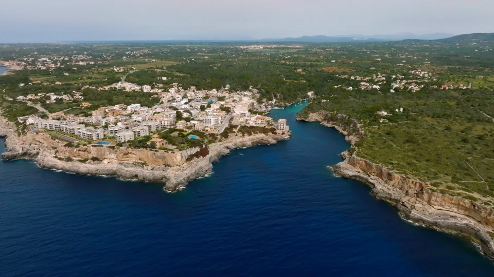 Film w pętli: Caló des Moro