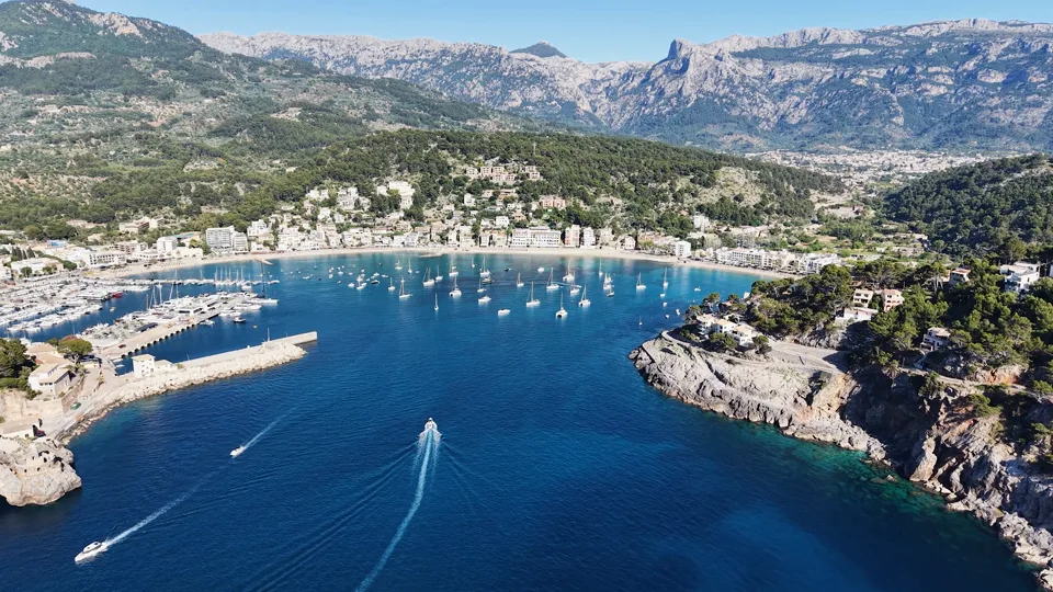 Film w pętli: Port de Sóller (Platja des Través i Platja d'en Repic)